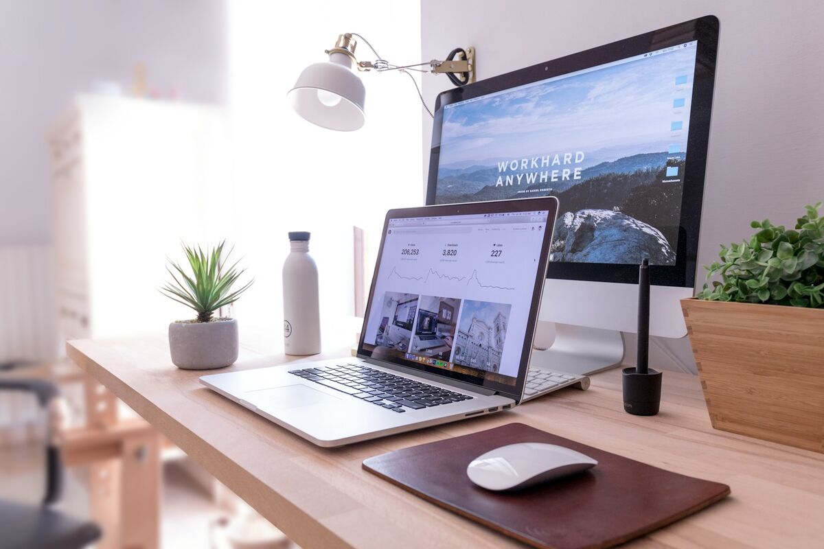 Profesionales tech con base en BCN o MAD trabajando en remoto. Pagan bien si la conexión y el setup son sólidos.